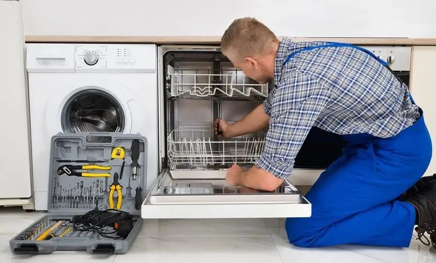 İzmit Whirlpool servisi teknisyen ekibi beyaz eşya tamiri yaparken